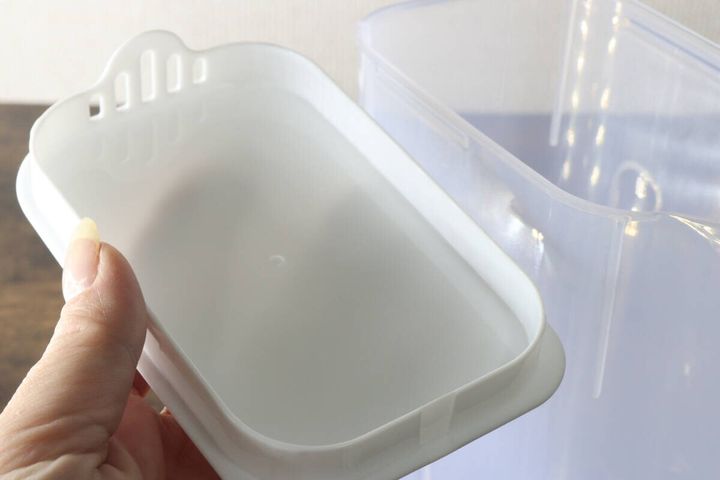 茶こし機能などが備わった白いフタを持ち上げて見せている状態