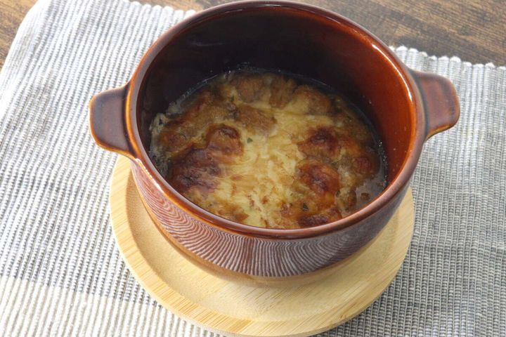 オーブンでこんがりとチーズに焦げ目がついたスープボウル