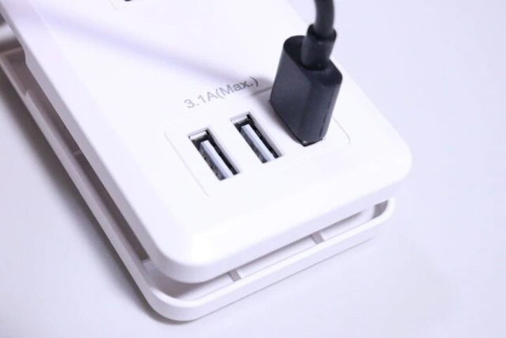 白いコンセントタップのUSBポート部分に黒いケーブルを挿している状態
