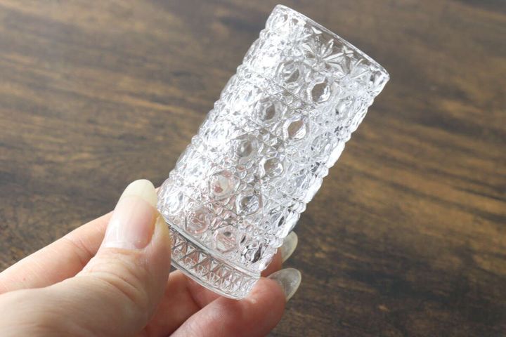 手に持ってサイズ感やガラスの透明な質感を分かりやすく見せている様子