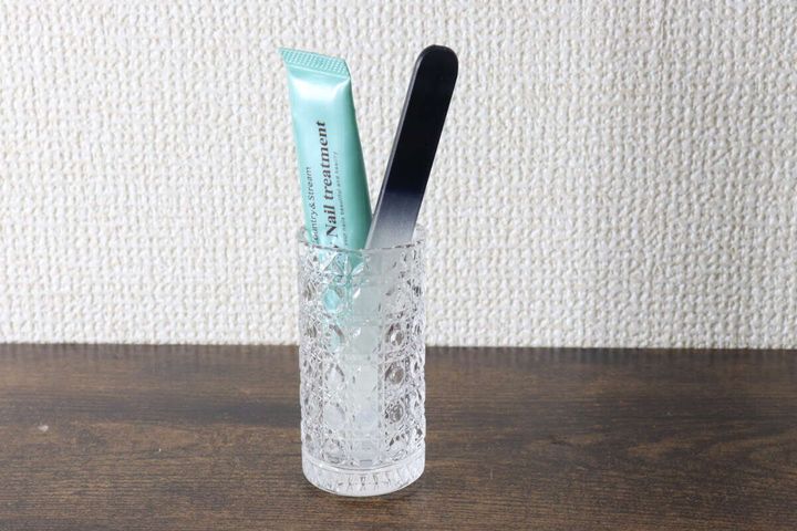 ガラスの小物入れとしてハンドクリームやネイルケア用品が立ててある状態