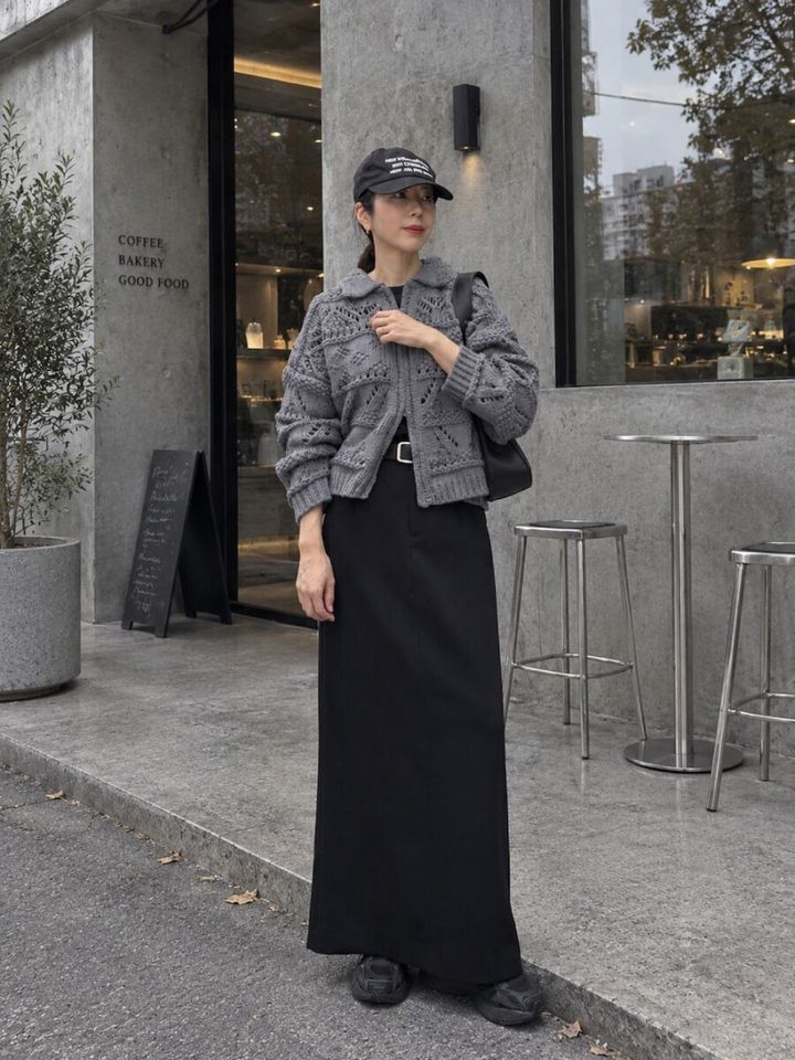 グレーのざっくりカーディガンと黒ナロースカートのコーデ