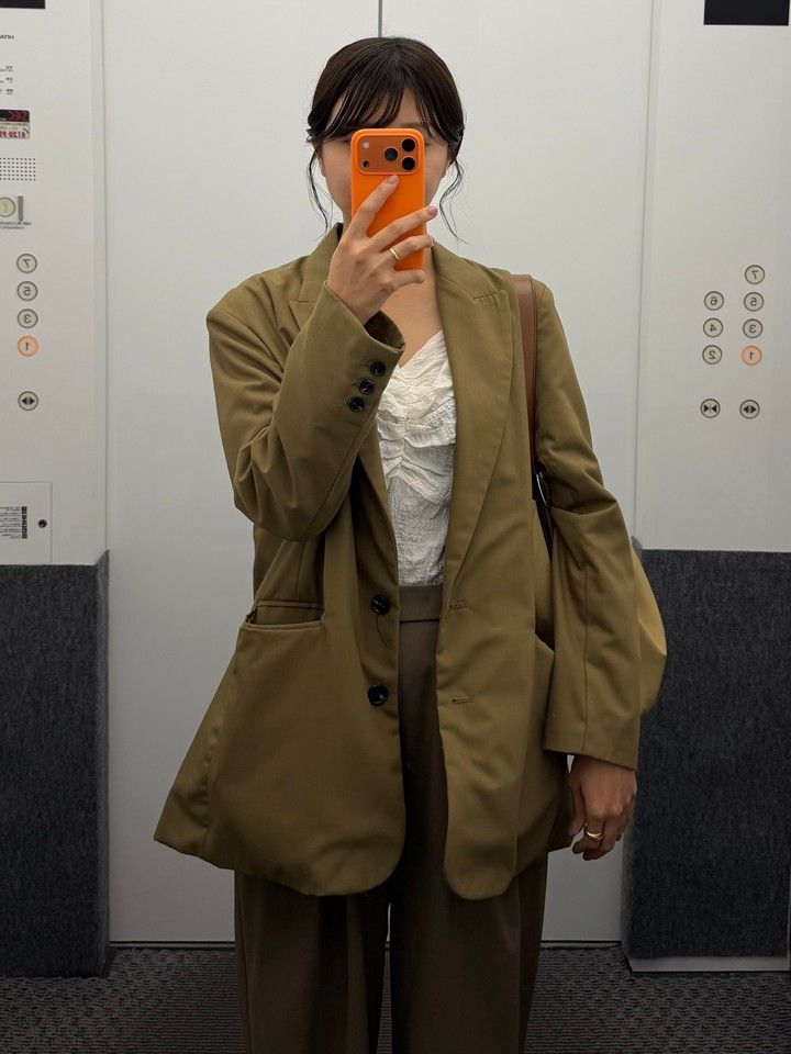 【ジャケット】ネイビー派？キャメル派？きれいめにもカジュアルにも使える2色の魅_11