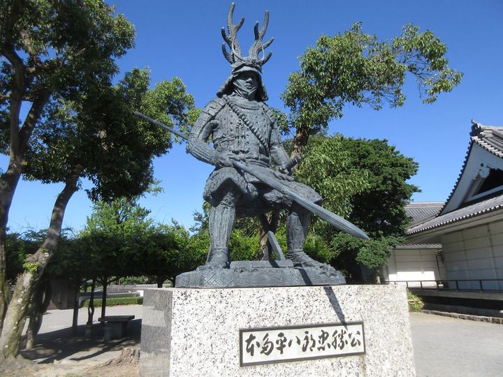 愛知県岡崎市、岡崎公園の本多忠勝銅像