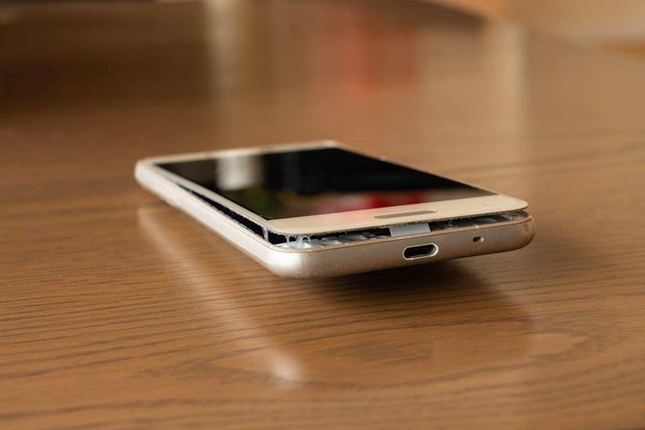 古いモバイルバッテリーそのまま捨てるのは危険！