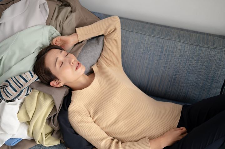 自宅でゆっくり休めないのは部屋の散らかりが原因？（画像はイメージ）