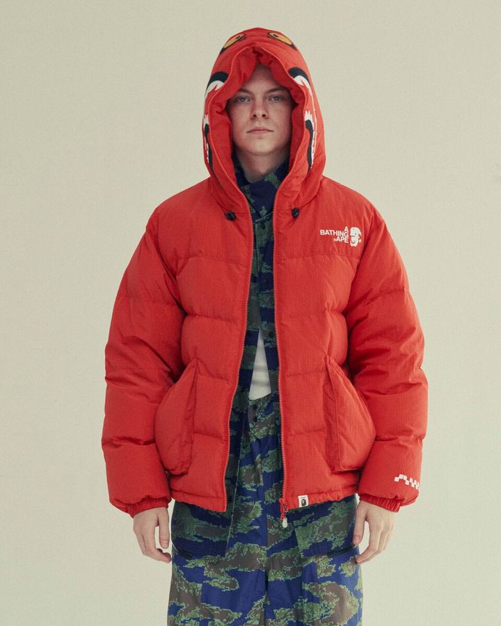 都市のストリートから雪山へ。BAPE®（ベイプ）と倉石一樹による2026年秋冬コレクションは、未来的なカモフラージュや迷路柄をまとい、日常とアウトドアを行き来するための機能性と実用性を提案する。