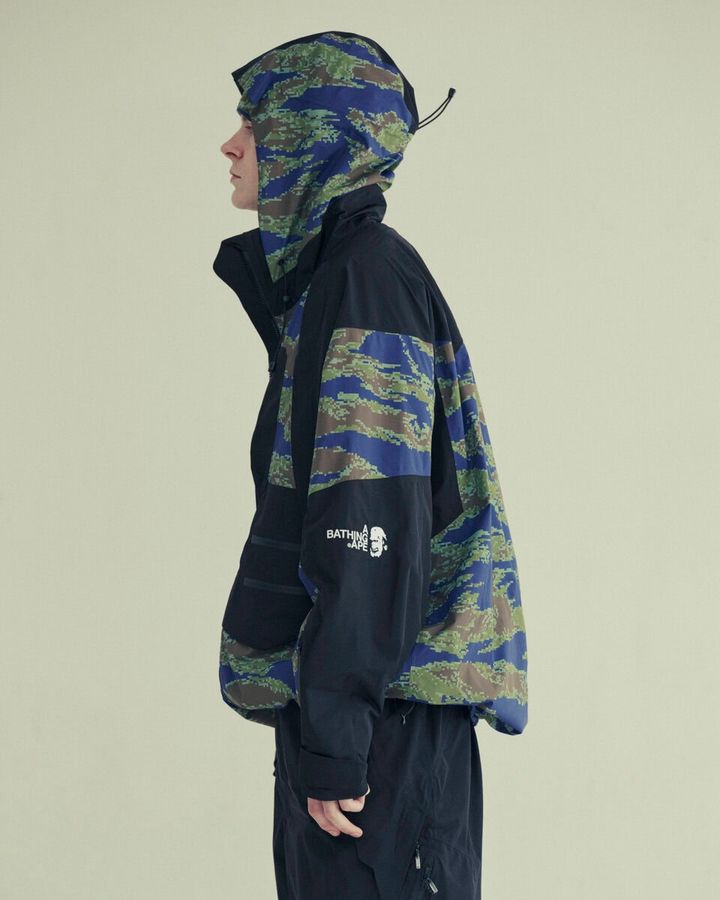 今季を象徴する「DIGITAL TIGER CAMO」を採用したジャケット。ネイビーとパープルの2色で展開し、カモフラージュパターンを未来的なデザインへと発展させている。