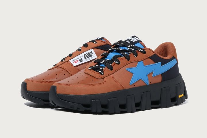 「BAPE® Performance All Weather by Kazuki Kuraishi」の今季のテーマは、「EXPEDITION ON SPACESHIP EARTH」。バックミンスター・フラーが提唱した「宇宙船地球号」の概念に着想を得て、変化する気候や地形、環境に対応するパフォーマンスウェアの可能性を探っている。