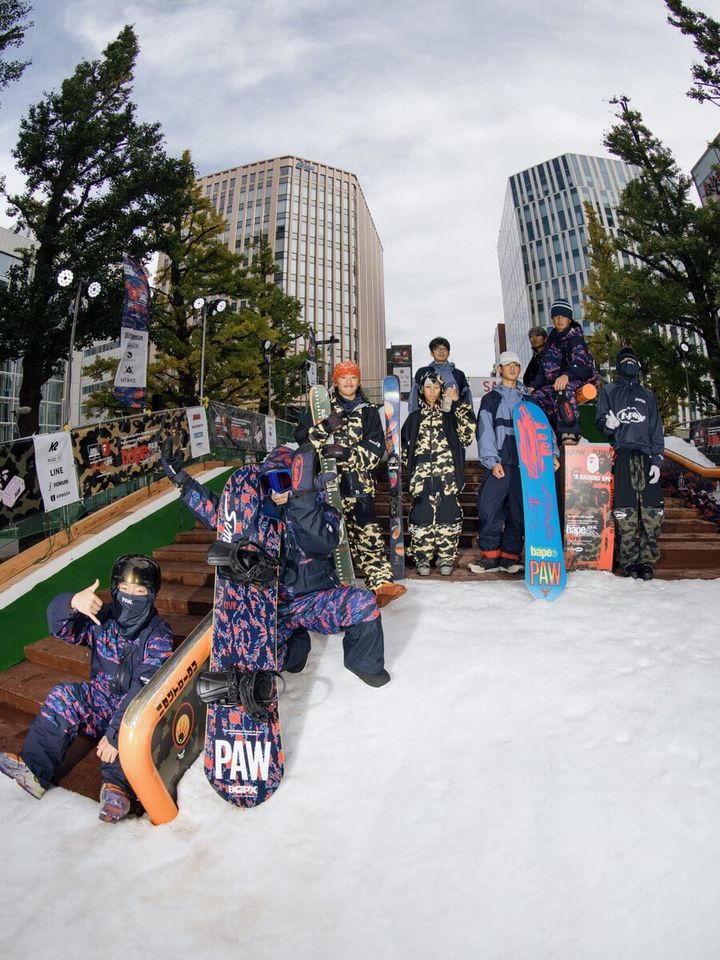 さらにBAPE®は、2026年10月24日・25日に札幌市北3条広場（アカプラ）で開催された「SAPPORO OPEN THE STREET 2026」のタイトルスポンサーを務めた。世界各国のトップアスリートが都市空間で技を競うレールジャムには、倉石一樹やエディソン・チェンらも来場。コレクションとウインタースポーツカルチャーのつながりを発信した。