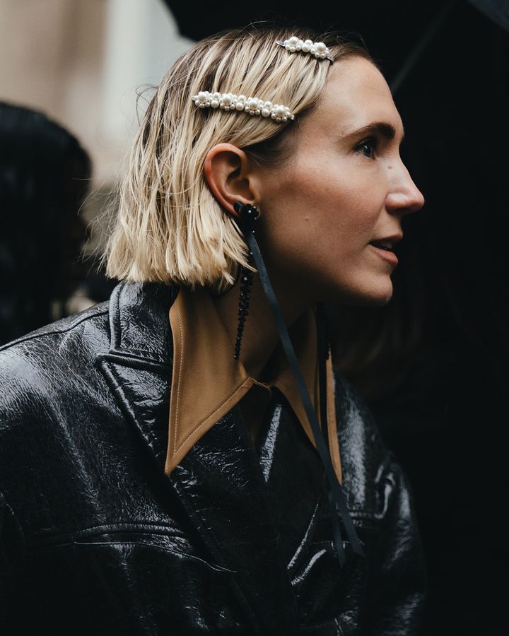 ヘアスタイリストが解説する6つのヘアトレンド、大人のアレンジの正解。06｜ショート＆ボブヘアこそ可愛い、バレッタ＆ピン使い。