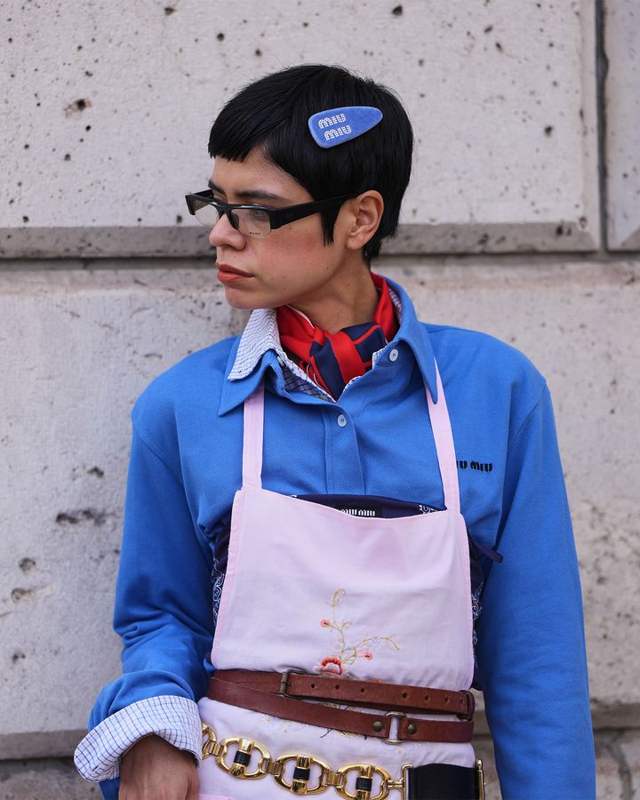 ショートカットにmiumiuのブルーの存在感のあるヘアピンをした大人の女性