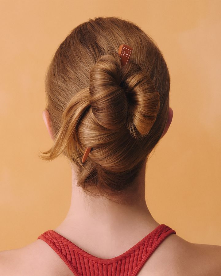 ヘアスタイリストが解説する6つのヘアトレンド、大人のアレンジの正解。 03｜コーム＆かんざしは、仕込みの質感が決め手。 ©Hermès