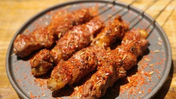 鮮屋 （AZAYA） の「特製スパイスのラム串」