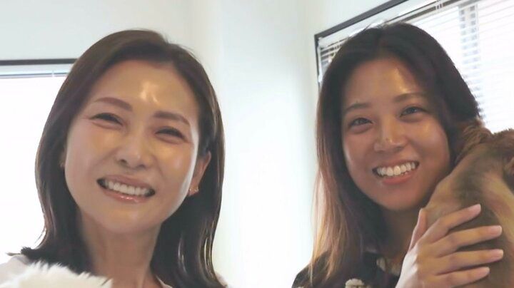 【写真・画像】娘と姉妹に間違われる“奇跡の60歳”女性「『男みたい』って言われたことも」 30代まで肌にコンプレックス 1枚目
