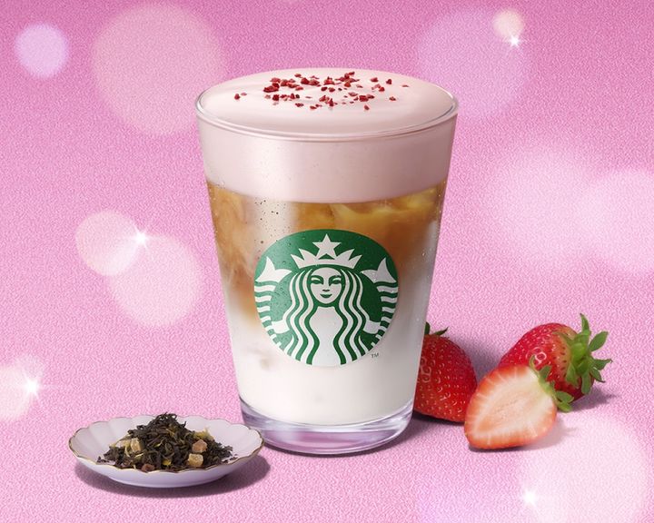 「ジョイフルメドレー ストロベリー クリーミー ティー ラテ」（Tall 650円） ※価格は税込み＆テイクアウトは税率が異なる width=