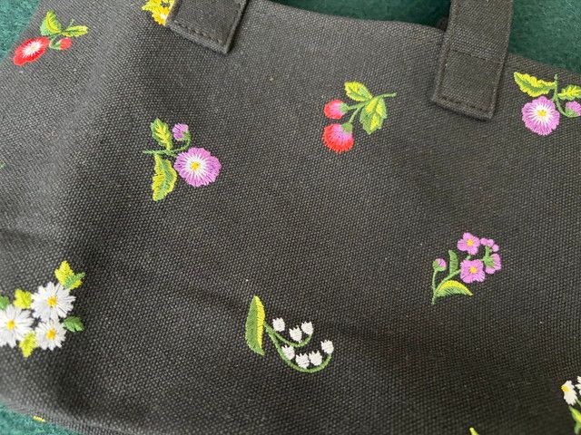 ランチトートバッグのお花刺しゅうのアップ