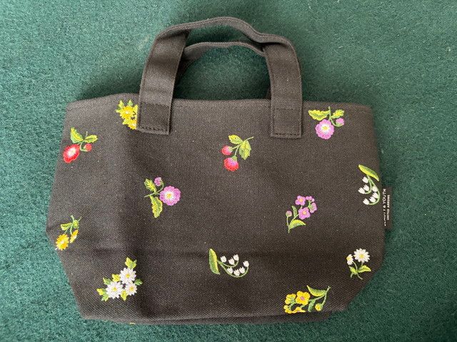 お花刺しゅうのランチトートバッグの全体