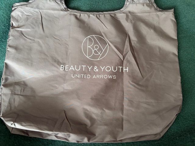 BEAUTY&YOUTHのロゴが入ったお買い物バッグのもう片面