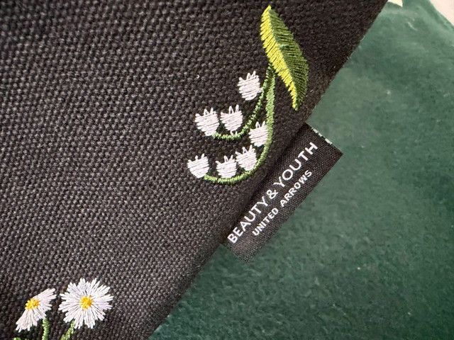 すずらんの刺しゅうとBEAUTY&YOUTHのネームタグ