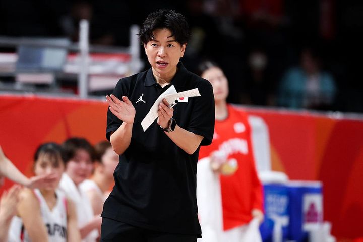画像: Wリーグでは、トヨタ自動車の指揮官として渡嘉敷と共に戦う大神。写真は、2026年9月17日、愛知・名古屋アジア競技大会の女子バスケットボール日本対香港戦の日本代表の大神雄子ヘッドコーチ。Photo by Zhizhao Wu/Getty Images