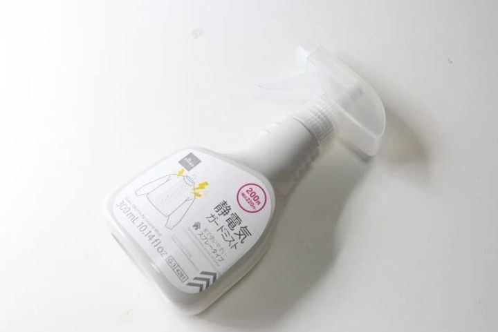 白いスプレーボトルの静電気ガードミストの商品パッケージ