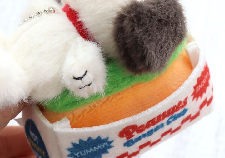 ホットドッグのパンやレタスなど細部まで作られたぬいぐるみチャームの足元