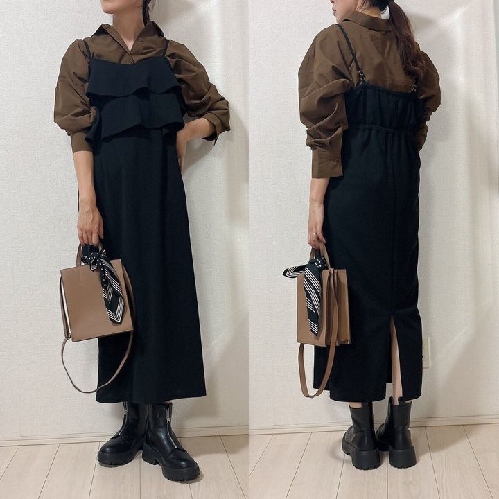 黒のキャミソールワンピースのインナーにブラウンシャツを合わせたコーデ