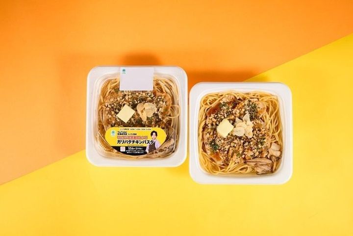 バターとガーリックがのったガリバタチキンパスタのパッケージが並んでいる様子