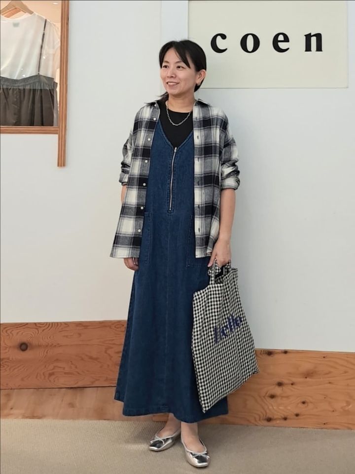 デニムワンピースとチェックシャツの秋コーデ
