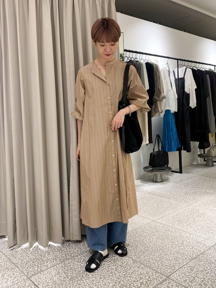 ストライプシャツワンピとパンツのレイヤードコーデ