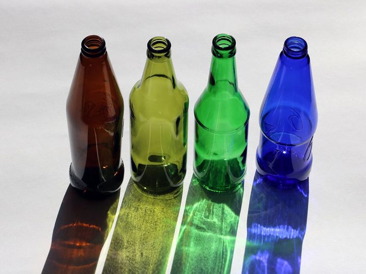 色の違うビール瓶で、左から茶色の0.5L、黄緑色の0.5L、緑色の0.4L、青色の0.46Lです。ただし、瓶の大きさだけでは、中に入っているアルコールの量は決まりません。