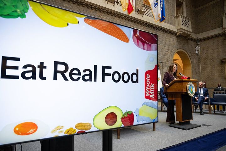 アメリカ農務省が、「アメリカ人のための食事の指針」にかかわる連携の取り組みを始めると発表した場面です。今回の研究は、この食事の指針の新しい版づくりに役立てるため、アメリカ政府が依頼したものです。