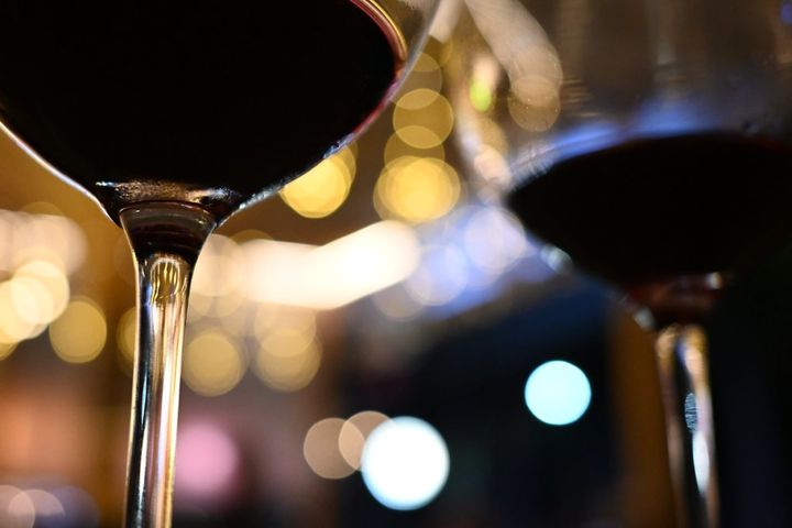 「お酒は少しなら体にいい」は裏付けなし、どの量でも健康を守る効果ははっきりせず