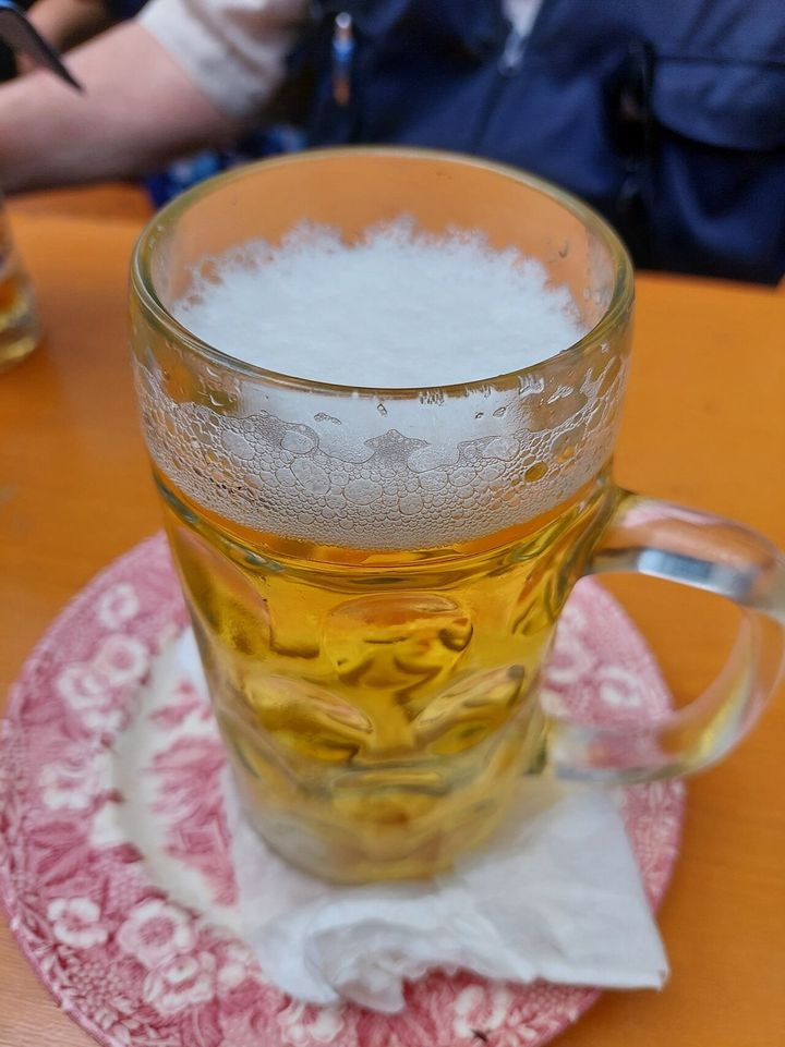 テーブルに置かれた、ビールで満たされたガラスのジョッキです。週7杯は、毎日1杯ずつ飲む量にあたります。