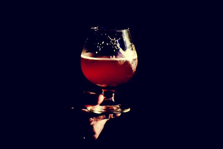 グラスに注がれたビールです。研究チームは、アメリカの飲酒の目安を、男女とも1日1杯までに厳しくするよう提案しています。