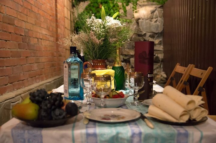 ロシアのロストフ・ナ・ドヌーで開かれたお祝いの席で、料理とお酒が並んだテーブルです。今回の数字はアメリカのデータから求めたもので、ほかの国の人にそのまま当てはまるかは確かめられていません。