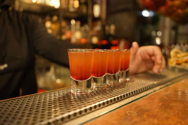 バーのカウンターに並んだ、小さなグラスのお酒です。