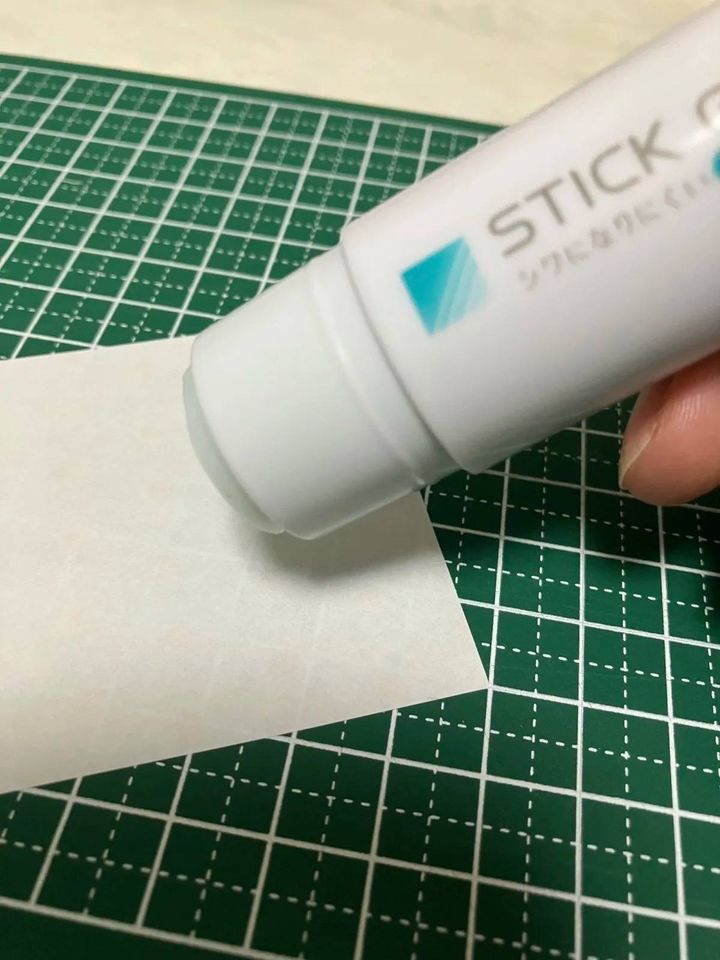 セリア：シワになりにくいスティックのり