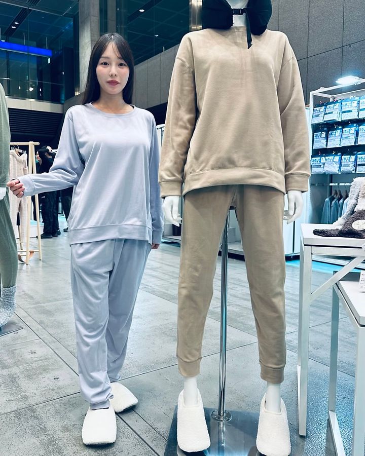 ワークマンのリカバリーウェア メディヒール レディース ウォームフリーストレーナー1900円・ウォームフリースパンツ1900円を着用した女性モデル