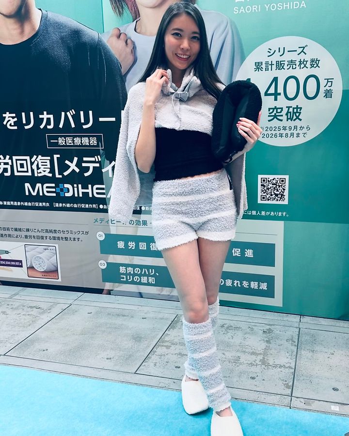 ワークマンのリカバリーウェア メディヒール レディースインナー半袖Uネック990円・おやすみネックピローブランケット2300円・ましゅまろウエストウォーマー790円・ましゅまろレッグウォーマー790円を着用した女性モデル