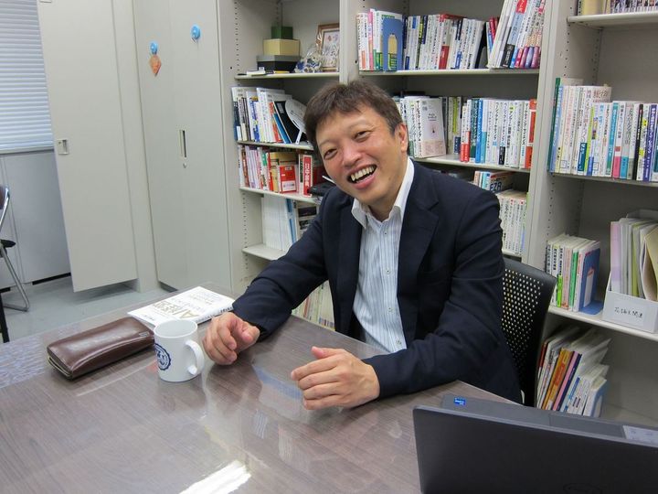 神奈川大学経済学部教授の寺嶋正尚さん