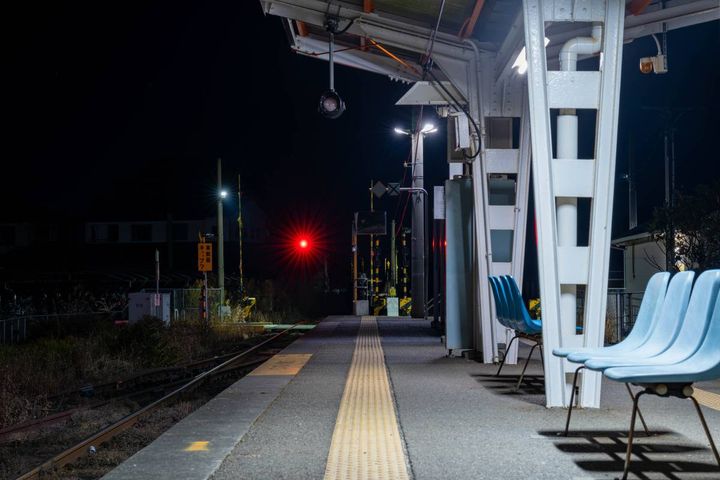 夜の駅のホーム