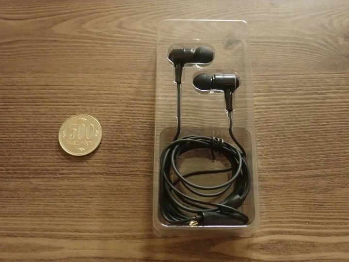 ダイソー：マイク付ハイレゾ対応イヤホン
