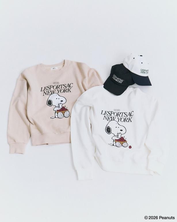 スウェットはホワイトとベージュ、キャップはホワイトとネイビーの各2色展開