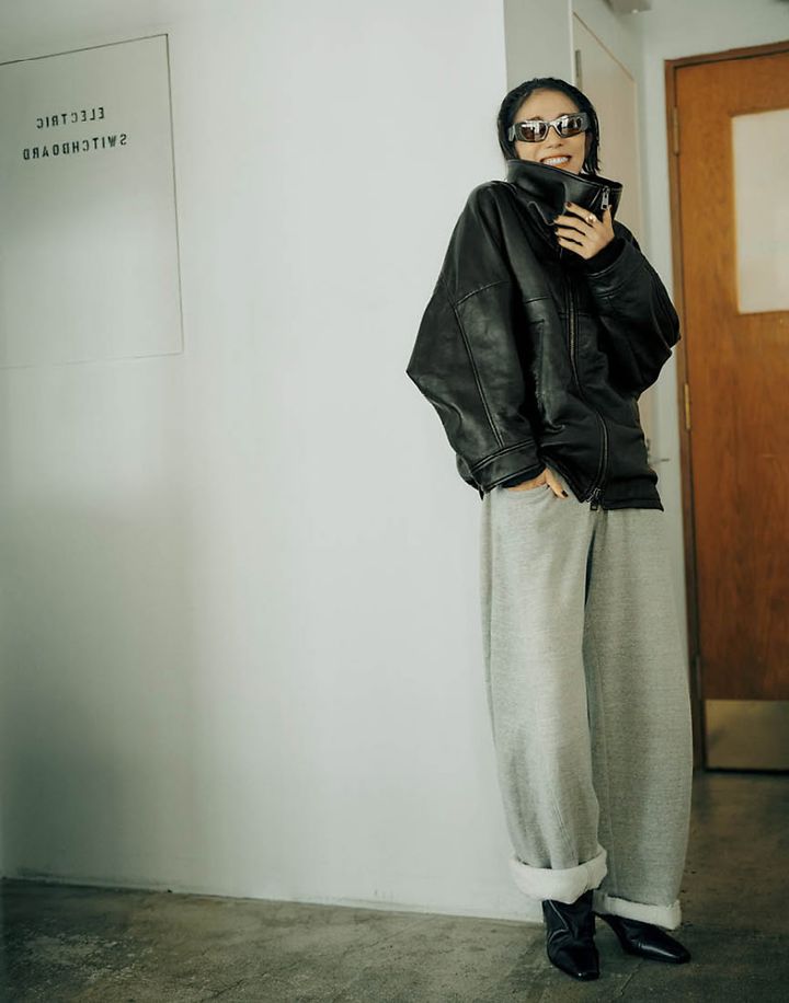 ジャケット42万9000円（ブランカ）、パンツ11万円（アールサーティーン）、ブーツ8万8000円（ストラテジア／すべてアパルトモン 青山店） リング9万1300円（プラウ） サングラス7万180円（プラダ／ルックスオティカジャパン カスタマーサービス）